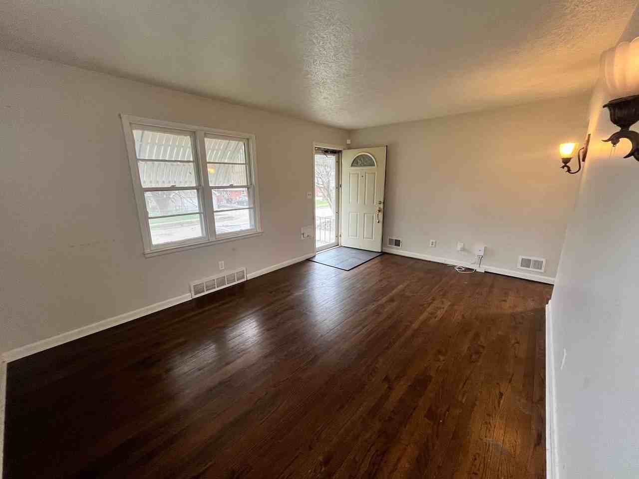 2537 S 46th Ave - Photo 2 of 10