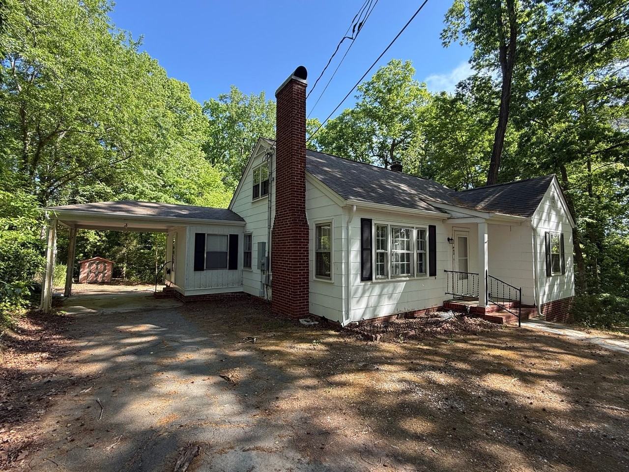 903 E Wade St - Photo 2 of 9