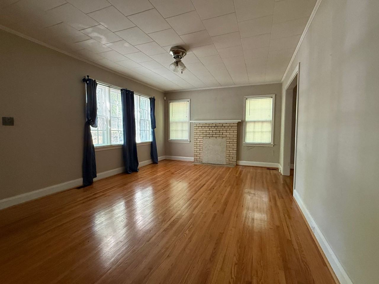 903 E Wade St - Photo 4 of 9