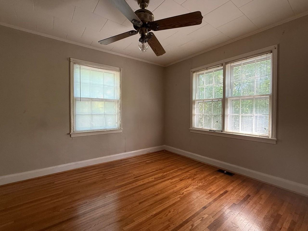 903 E Wade St - Photo 6 of 9