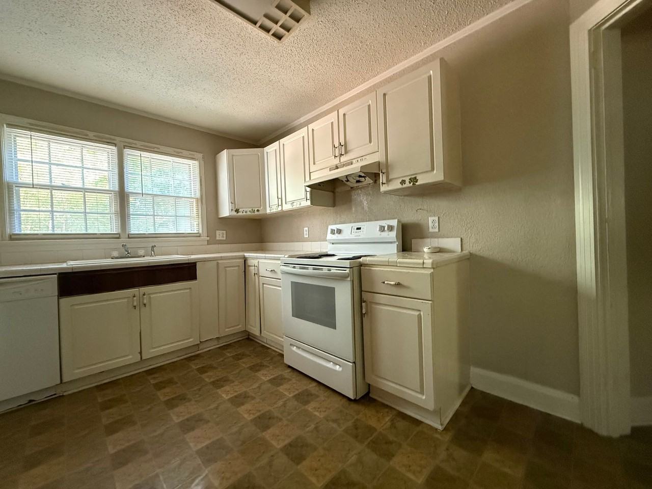 903 E Wade St - Photo 7 of 9