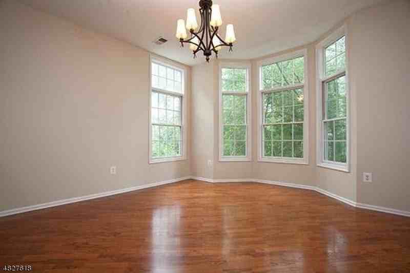 321 Edmonton Ct - Photo 5 of 13