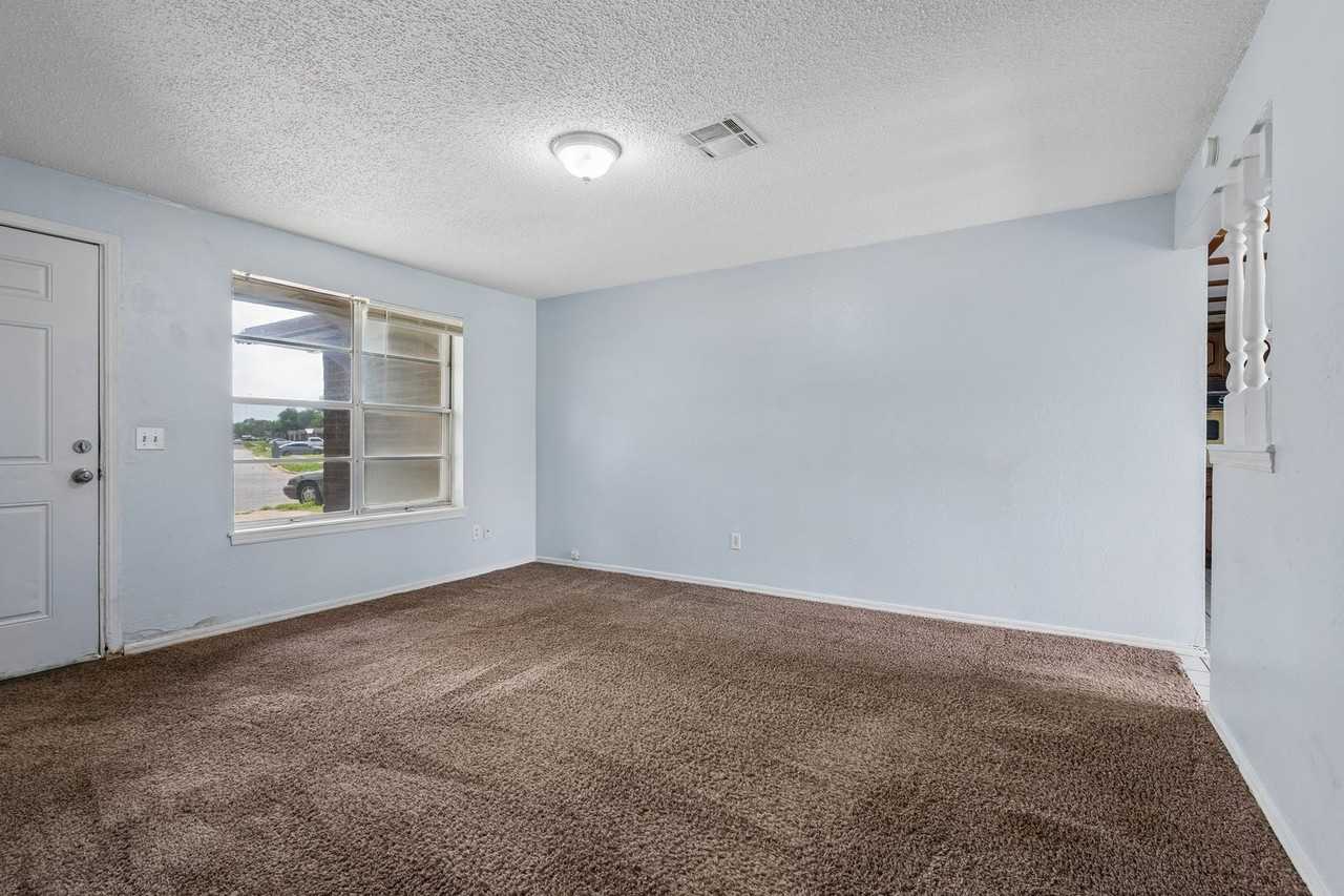 3005 Se 51st St - Photo 3 of 26