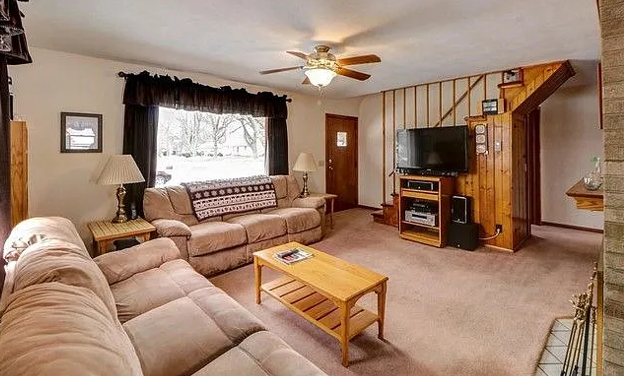 1202 Cambridge Dr - Photo 2 of 12