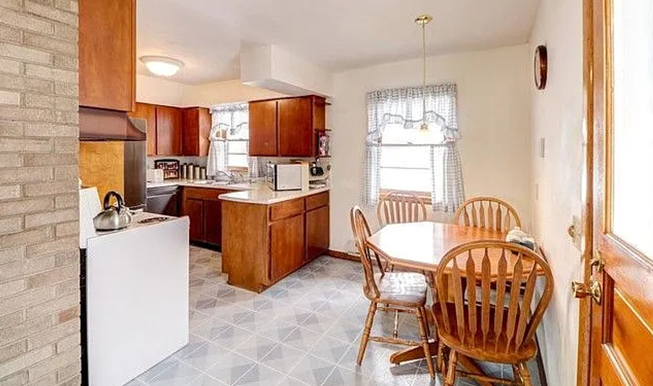 1202 Cambridge Dr - Photo 5 of 12