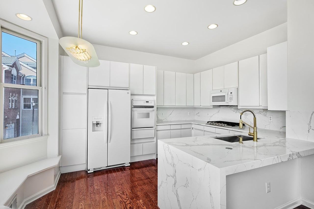 470 Buffalo Ct - Photo 5 of 34