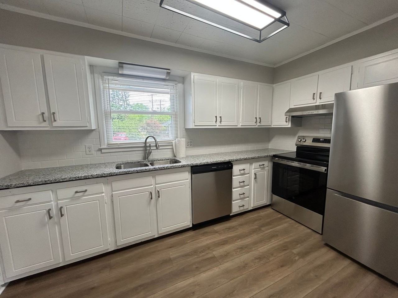 735 W Mountain St - Photo 2 of 6