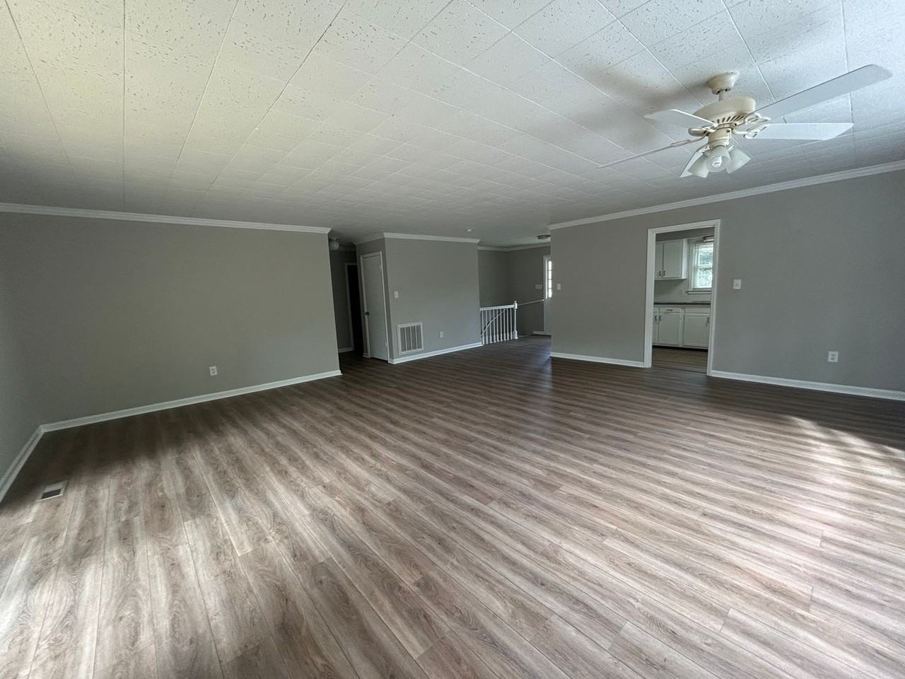 735 W Mountain St - Photo 3 of 6