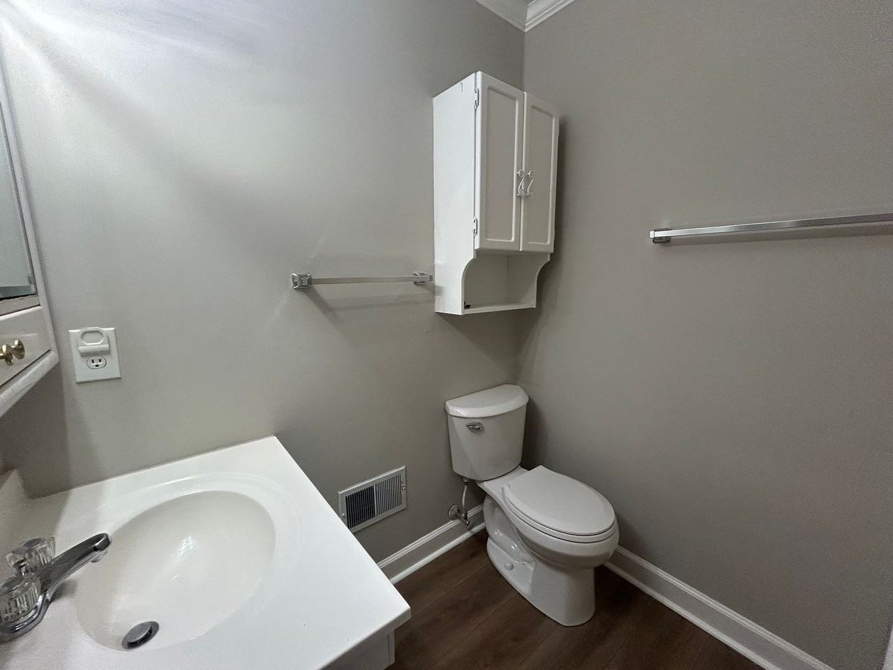 735 W Mountain St - Photo 4 of 6