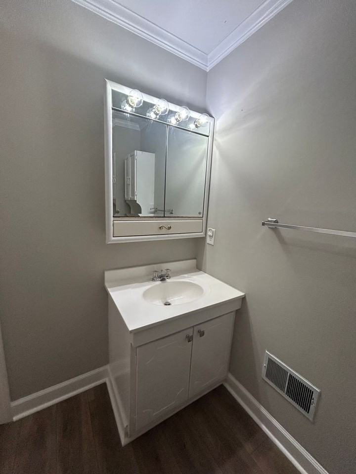 735 W Mountain St - Photo 5 of 6