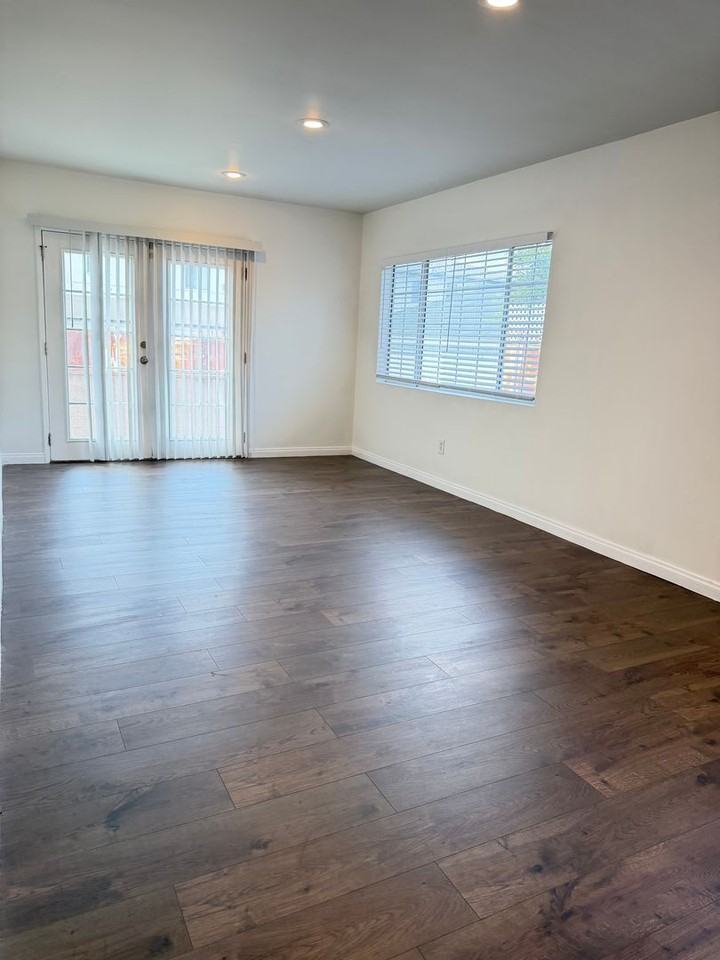 2540 Hudspeth St - Photo 5 of 13