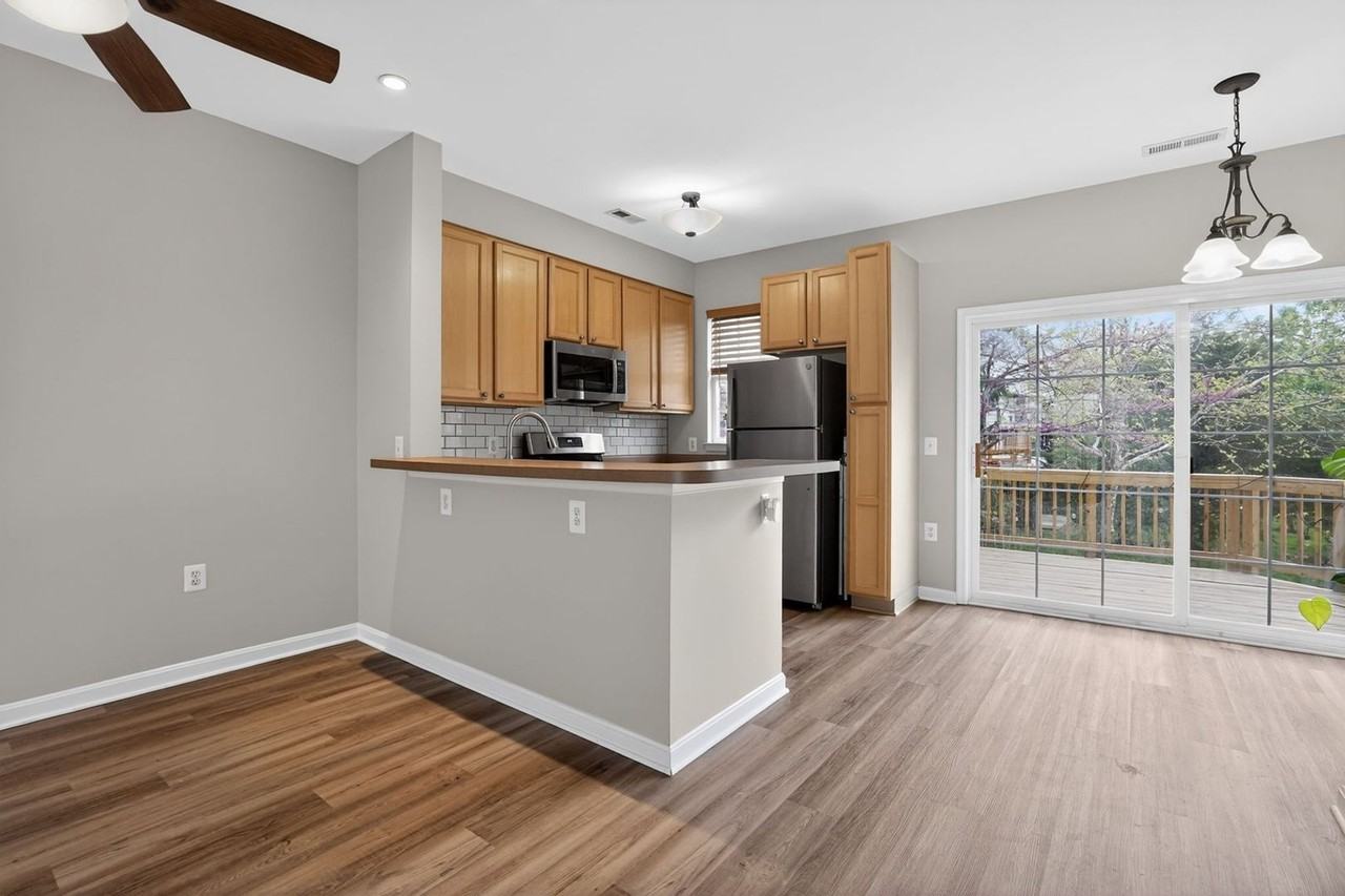 23185 Blackthorn Sq - Photo 7 of 33