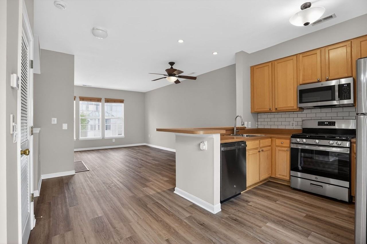 23185 Blackthorn Sq - Photo 6 of 33