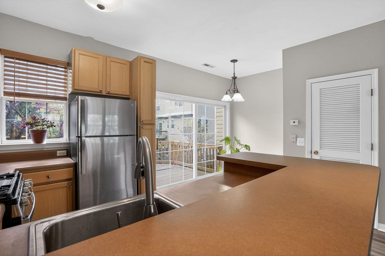 23185 Blackthorn Sq - Photo 3 of 33