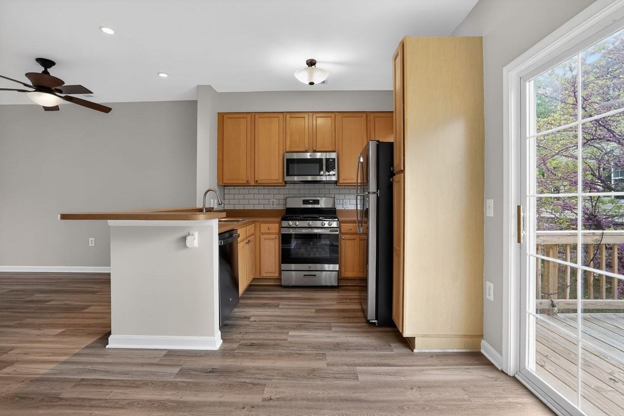 23185 Blackthorn Sq - Photo 5 of 33