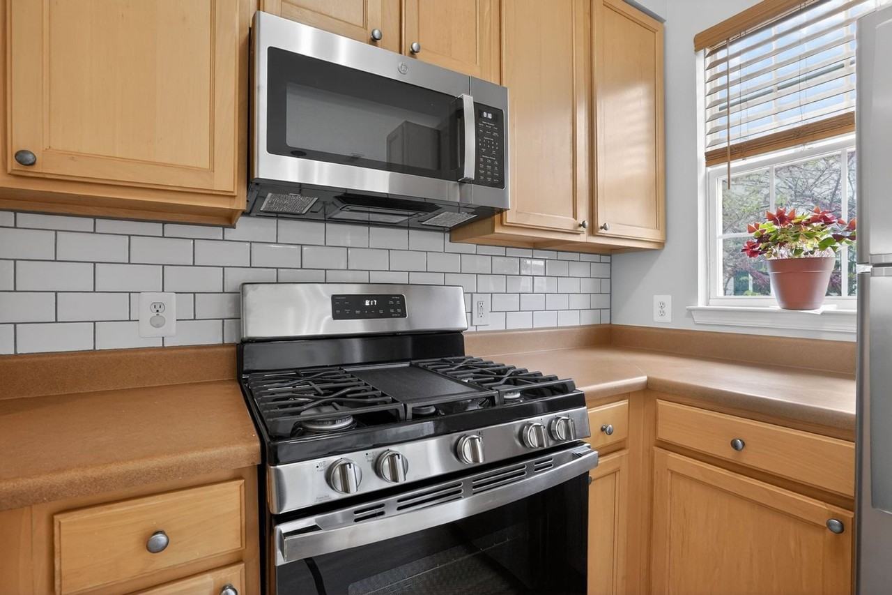 23185 Blackthorn Sq - Photo 2 of 33