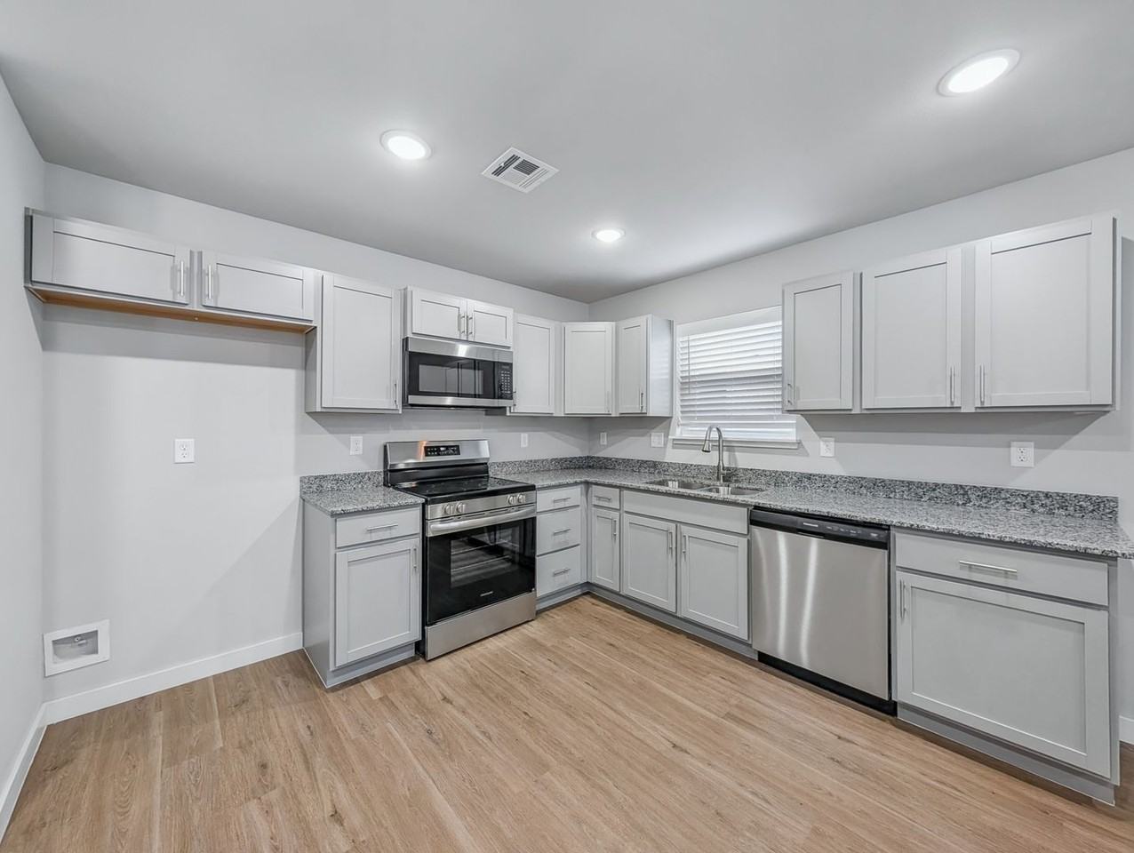 6502 Nw Kathleen St - Photo 3 of 16