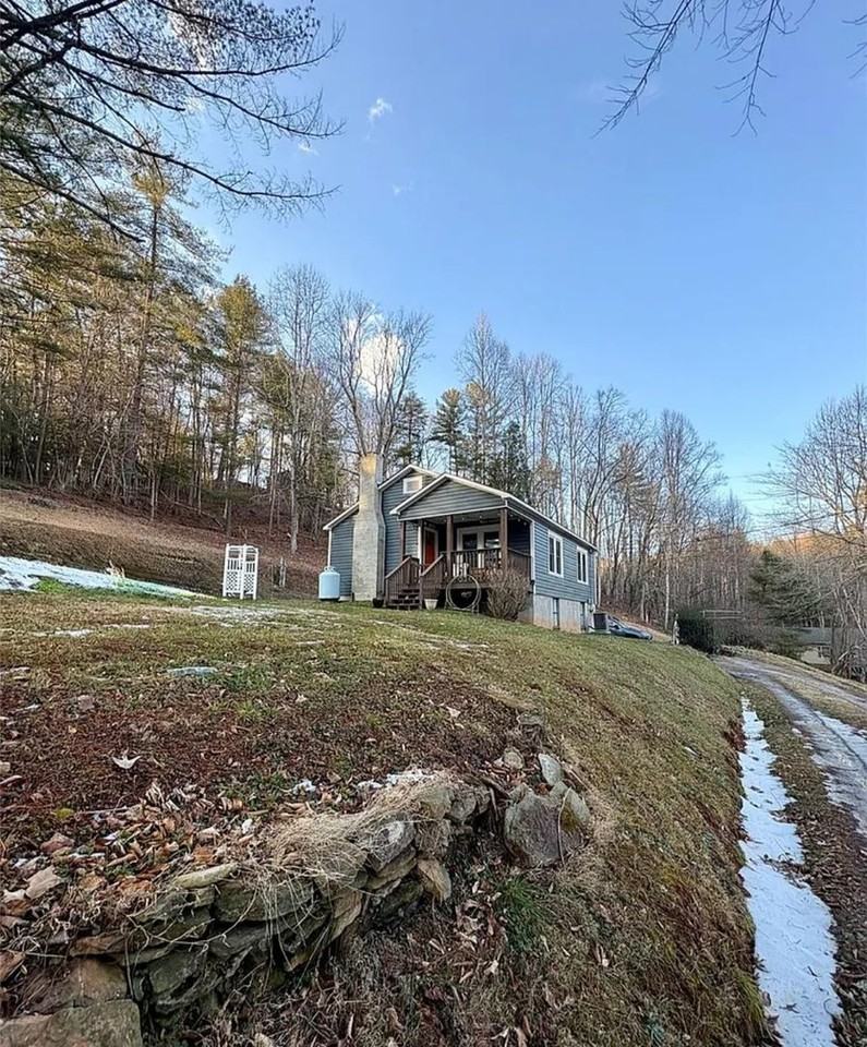 2050 Blowing Rock Blvd - Photo 2 of 15