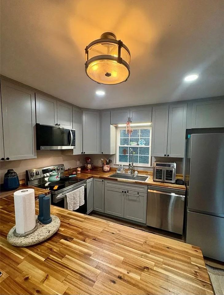 2050 Blowing Rock Blvd - Photo 4 of 15