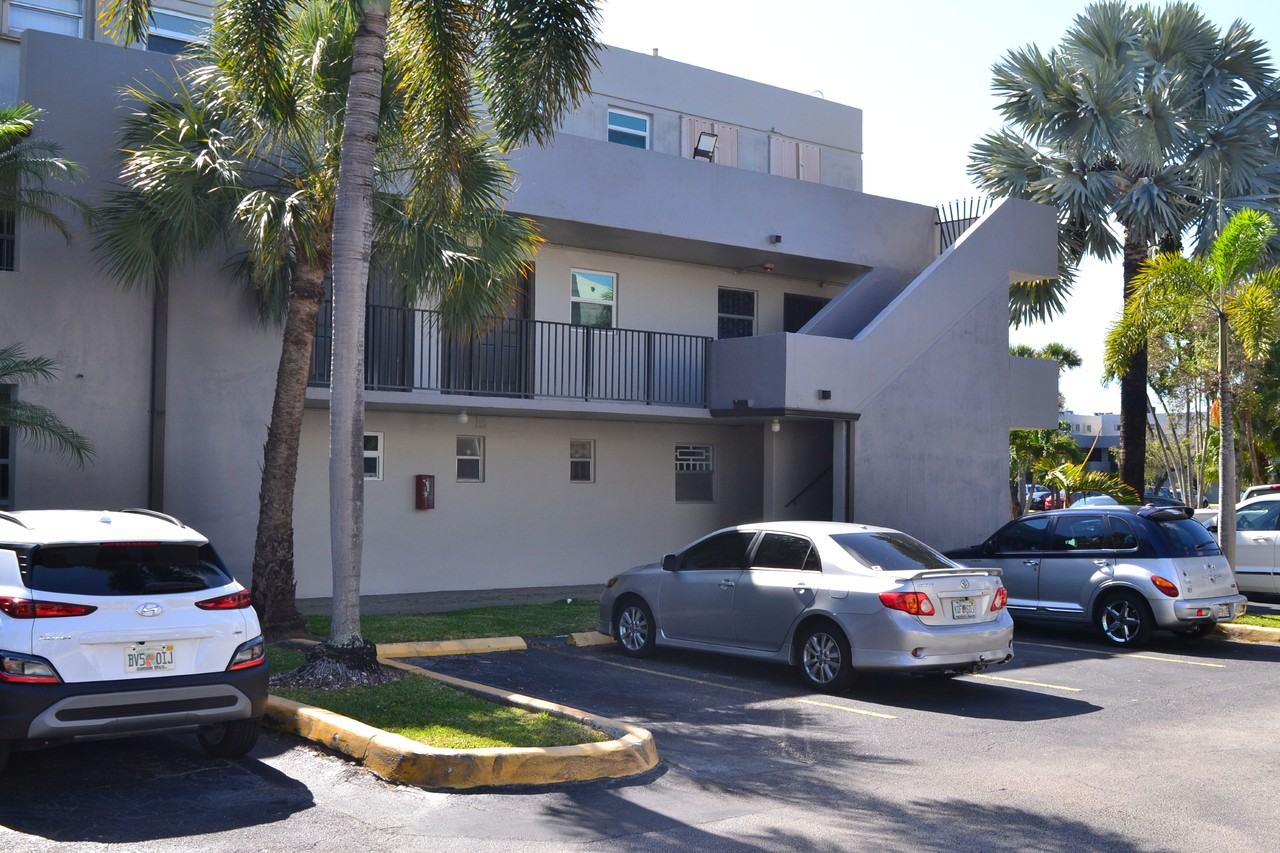 220 Nw 87th Ave - Photo 2 of 24