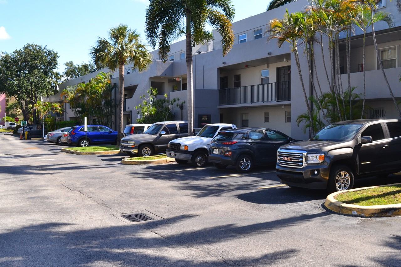 220 Nw 87th Ave - Photo 3 of 24