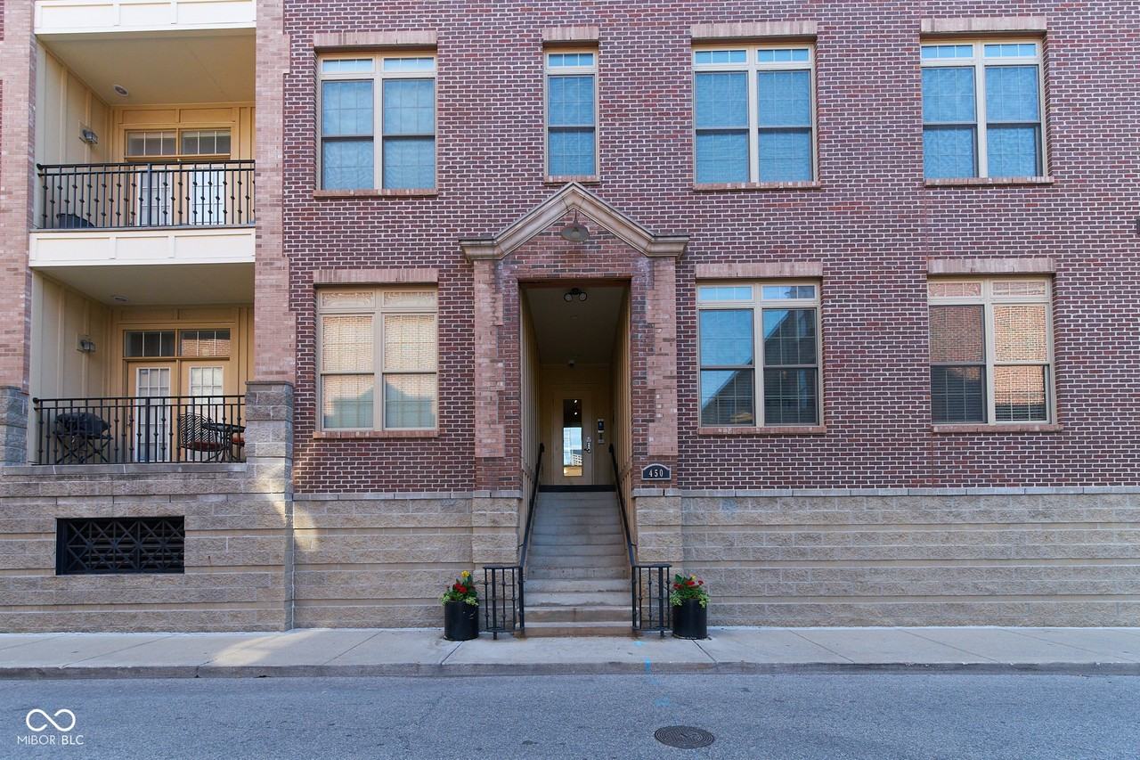 450 E Ohio St ##206