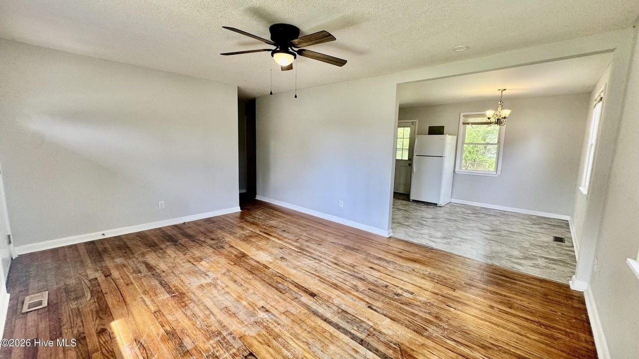 107 Armstrong Dr - Photo 2 of 9