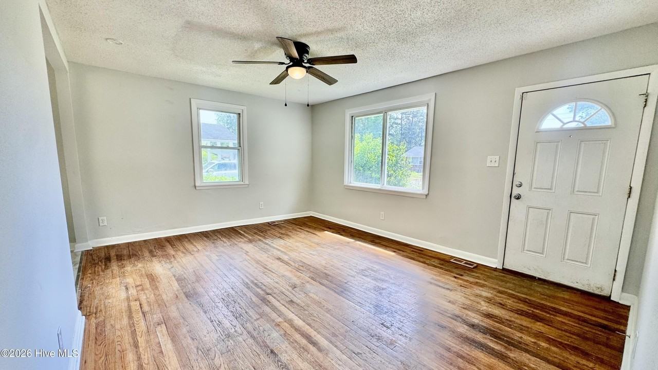 107 Armstrong Dr - Photo 3 of 9