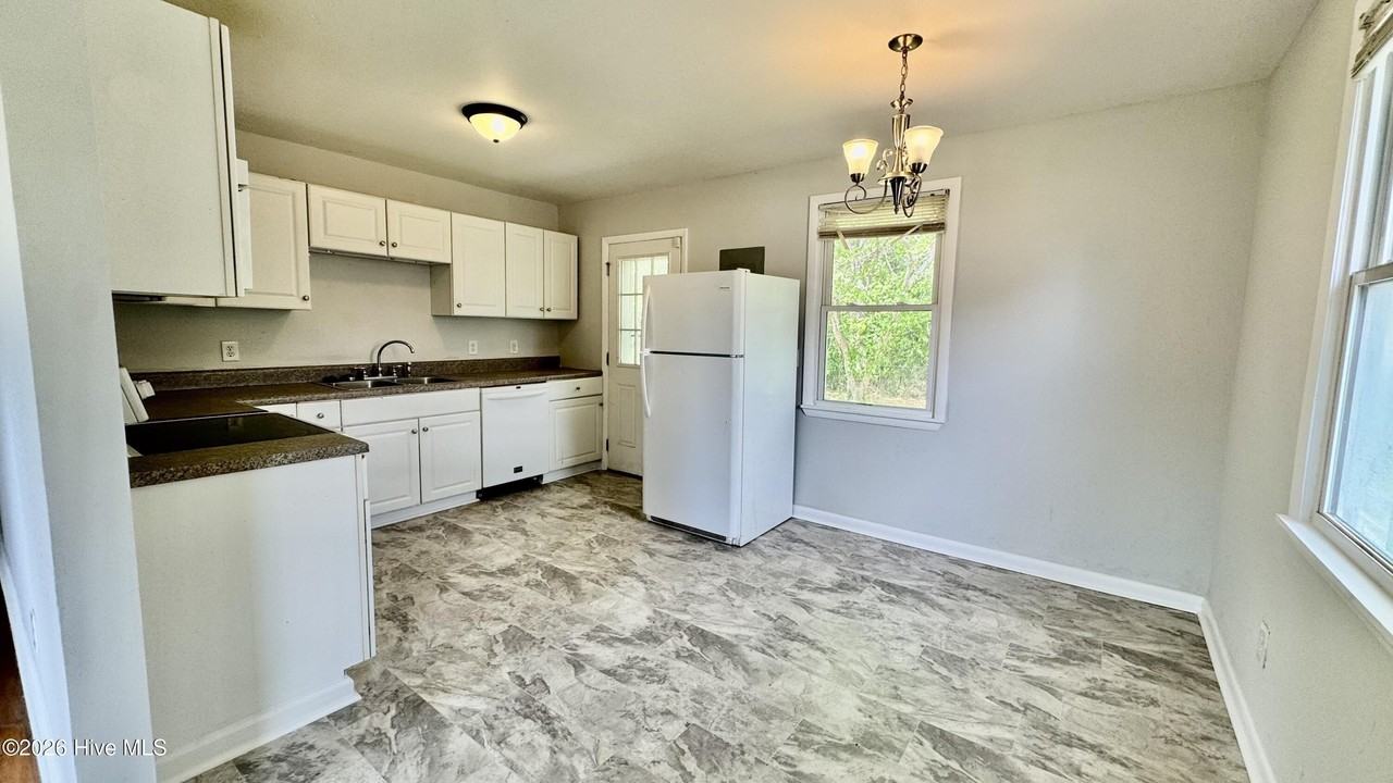 107 Armstrong Dr - Photo 4 of 9