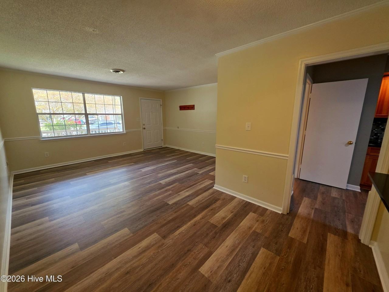 201 Spring Dr - Photo 5 of 25