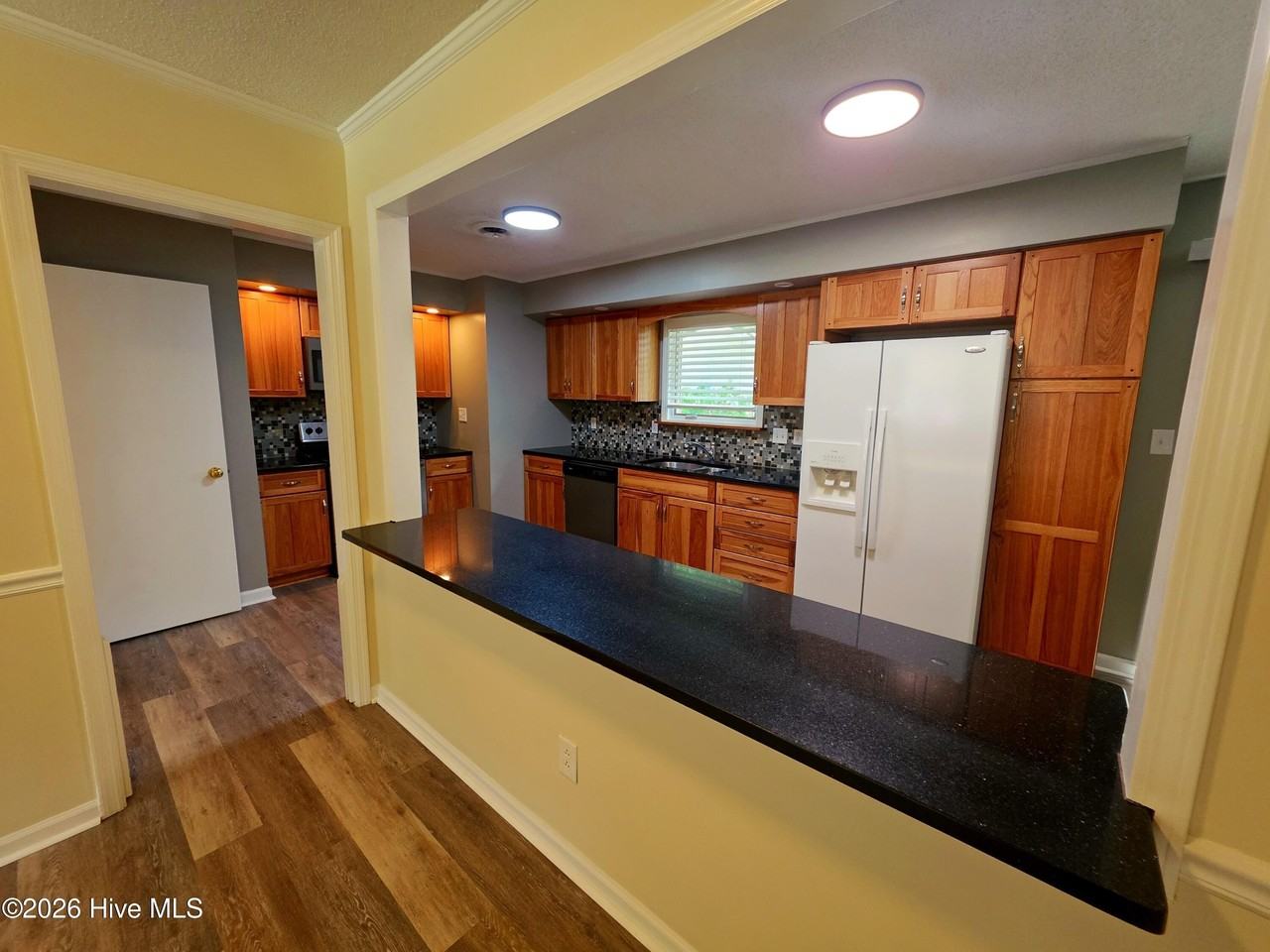 201 Spring Dr - Photo 6 of 25