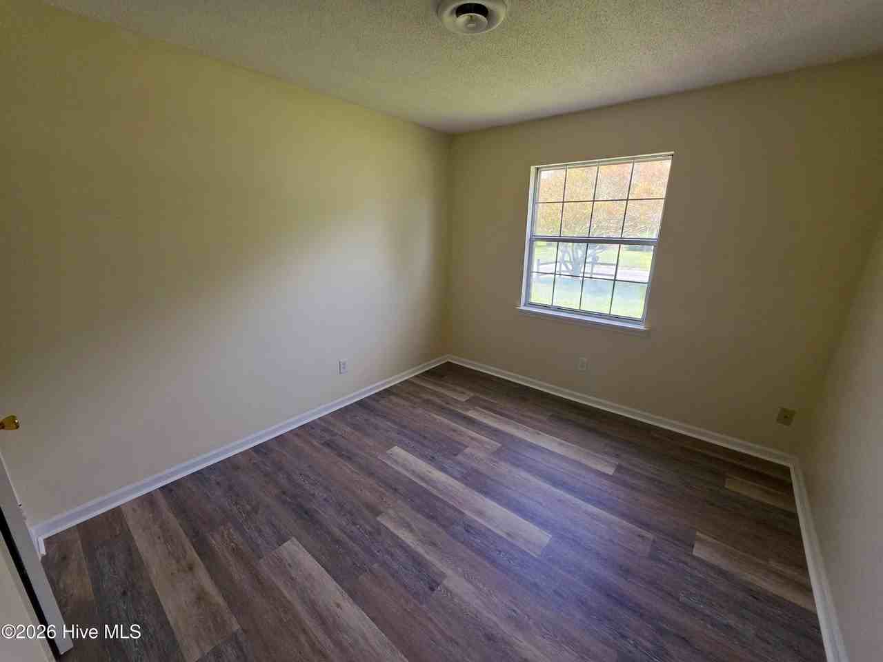 201 Spring Dr - Photo 7 of 25