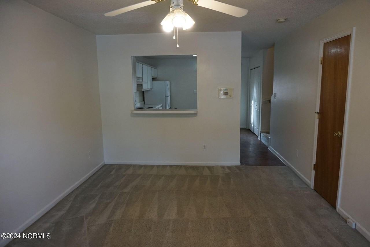 404 Meadowbrook Ln - Photo 3 of 16