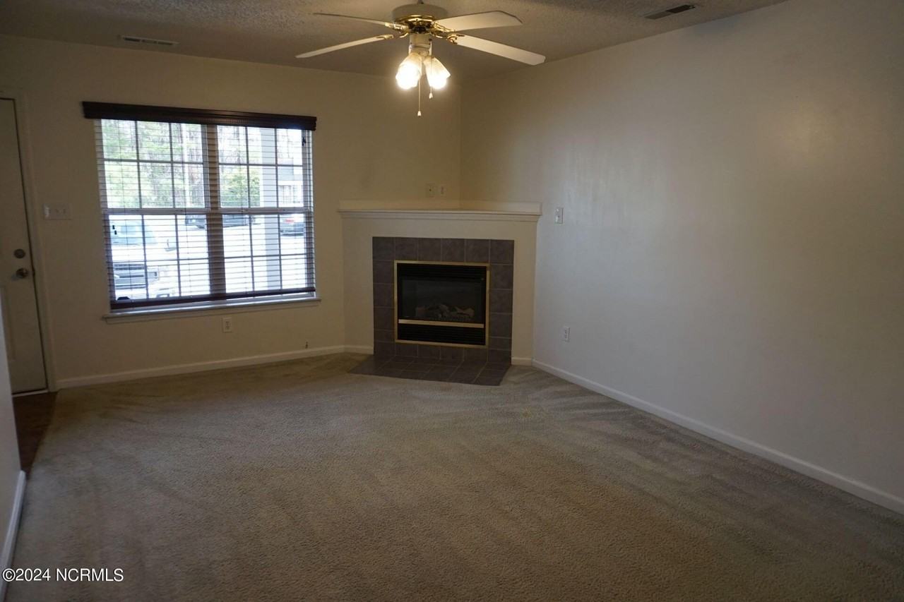 404 Meadowbrook Ln - Photo 4 of 16