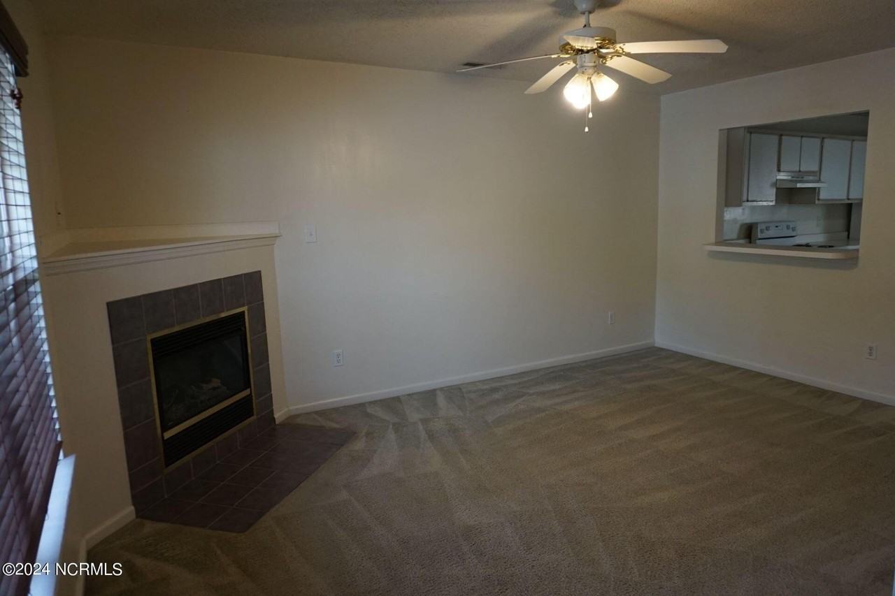 404 Meadowbrook Ln - Photo 5 of 16