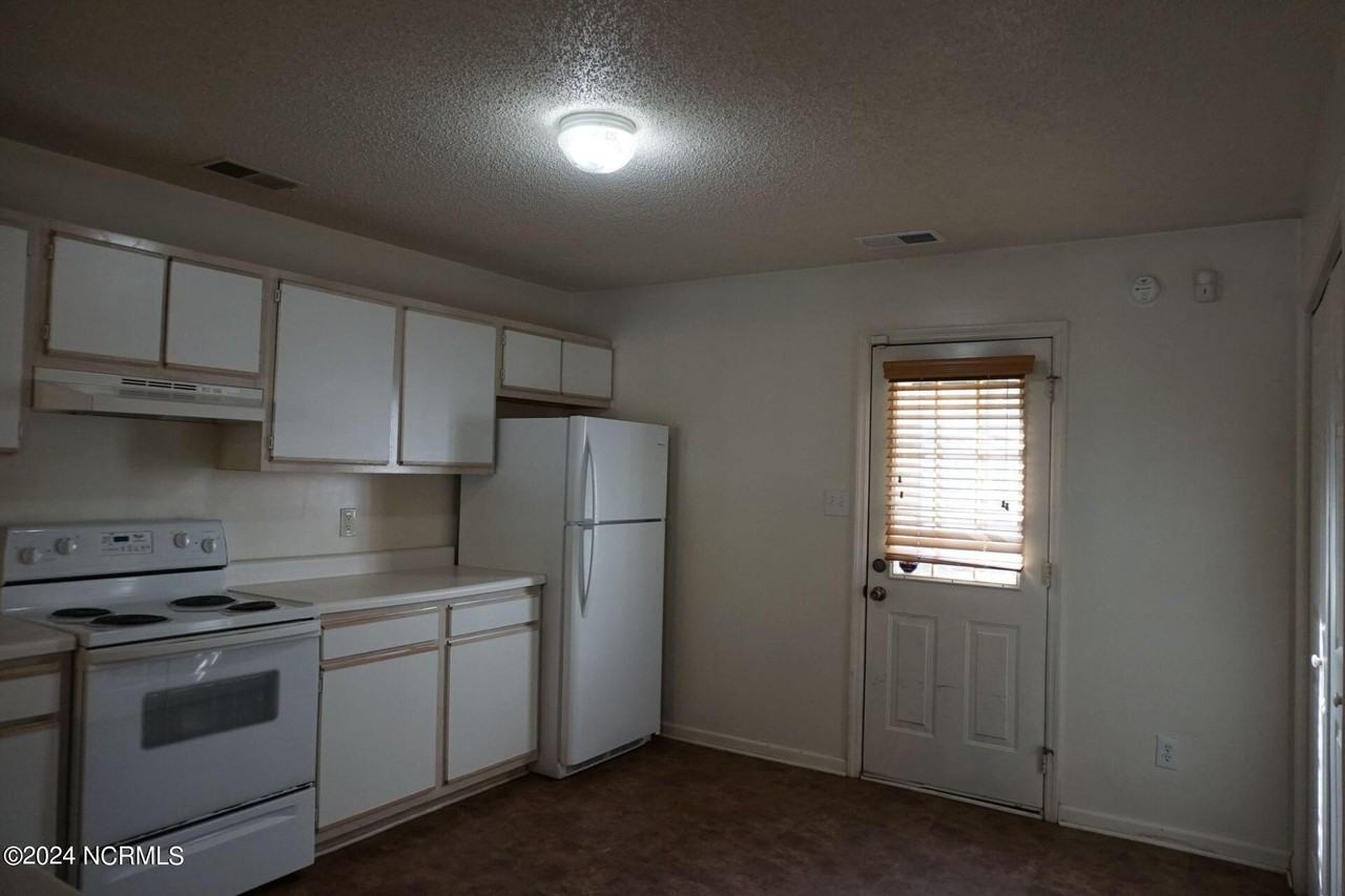 404 Meadowbrook Ln - Photo 6 of 16