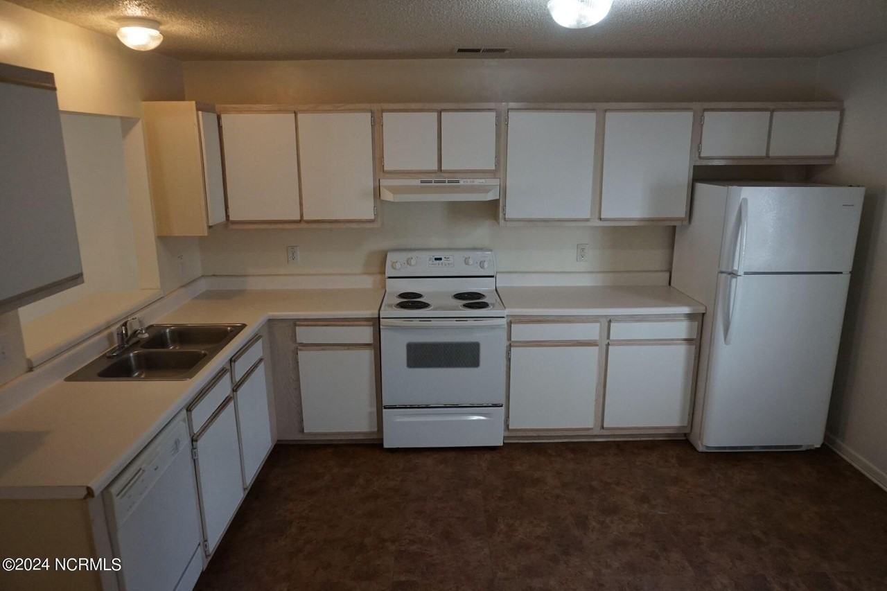 404 Meadowbrook Ln - Photo 7 of 16