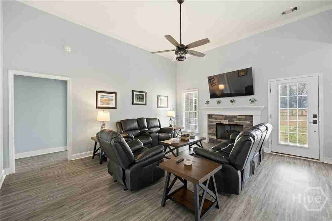 440 Rivercrest Dr - Photo 3 of 19