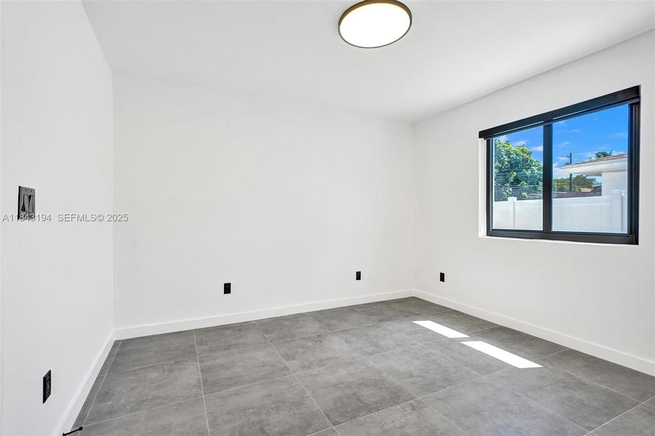 2257 Northeast 173rd Street - Photo 3 of 24