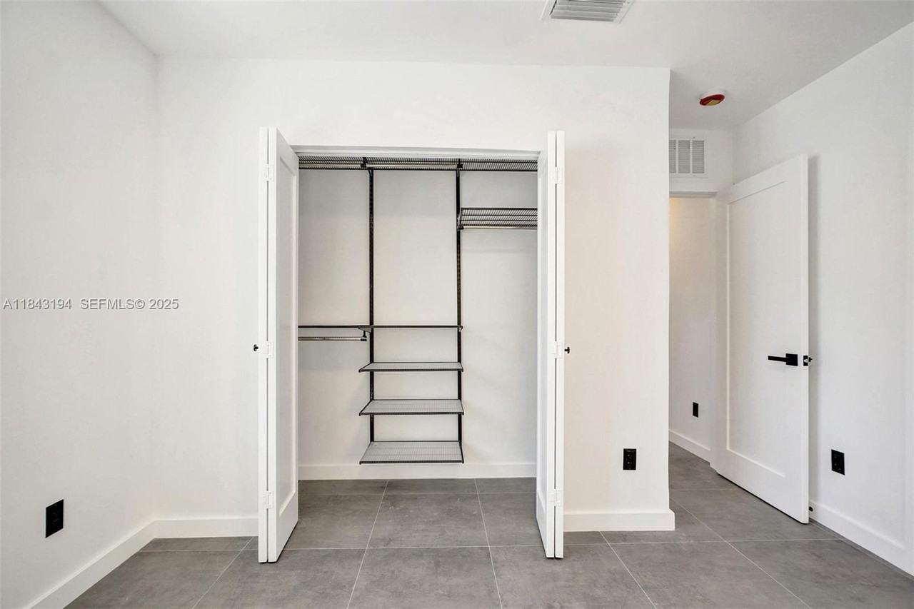 2257 Northeast 173rd Street - Photo 4 of 24