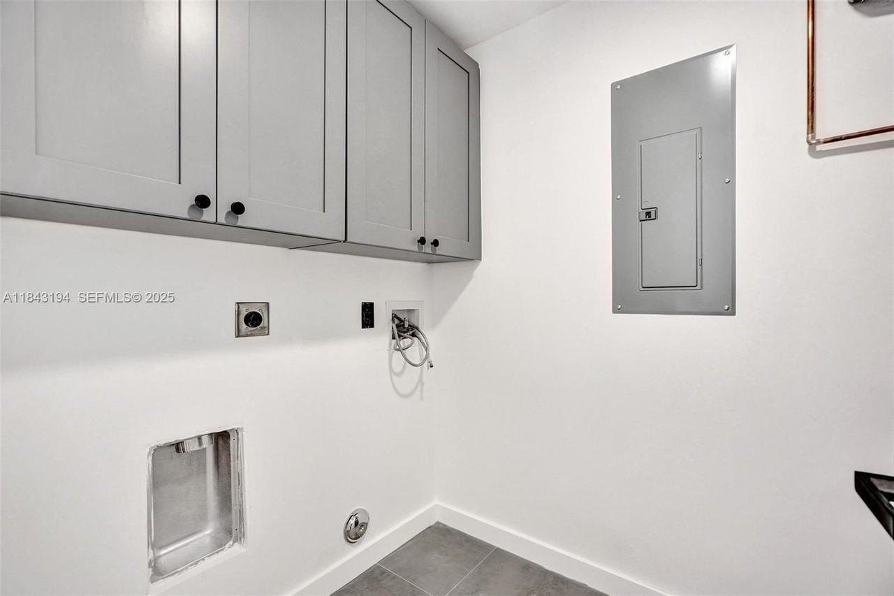 2257 Northeast 173rd Street - Photo 6 of 24