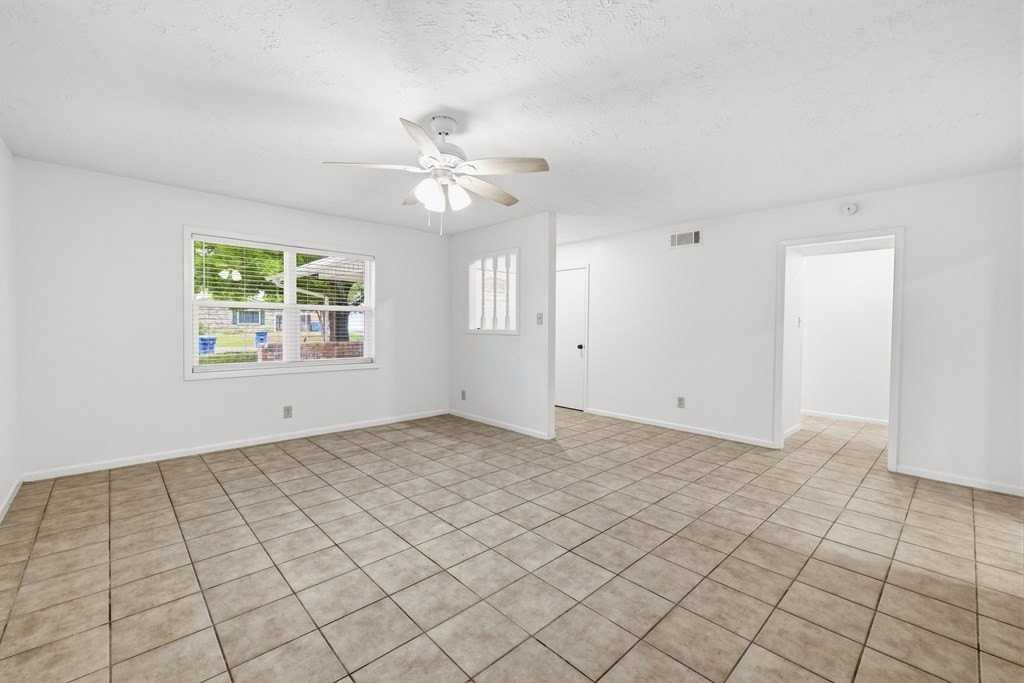 301A Manor Dr - Photo 3 of 19