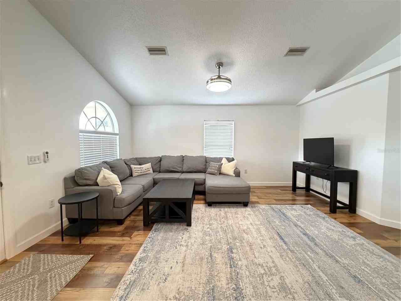 2723 W Arch St - Photo 4 of 26