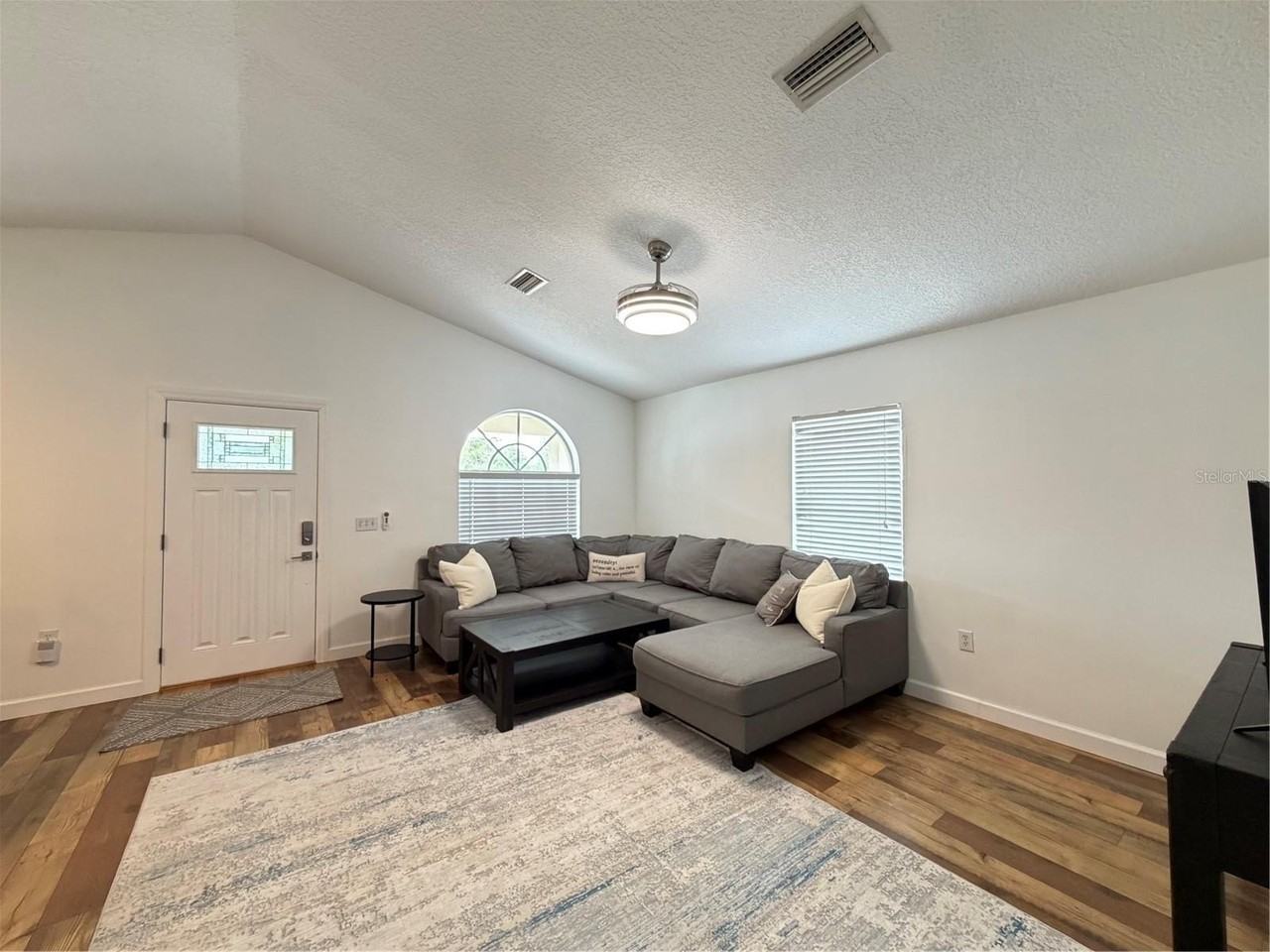 2723 W Arch St - Photo 5 of 26