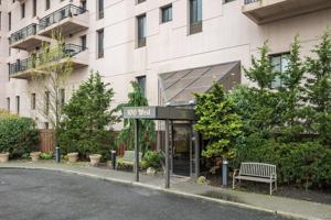 featured image of 100 W Broadway #7L