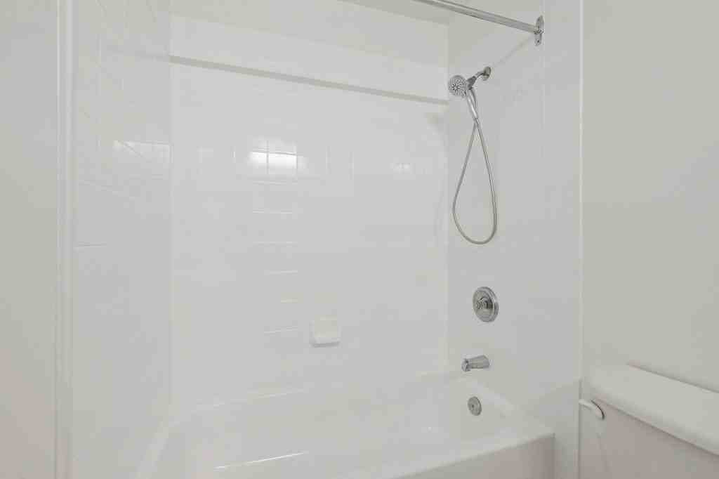 1 Hamilton Avenue North #206 - Photo 7 of 9