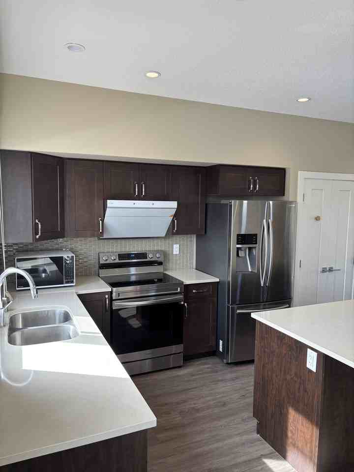 SF334 | Spacious 3 Bed, 2.5 Bath Townhome with Air Conditioning – Southwest Edmonton - Photo 2 of 26