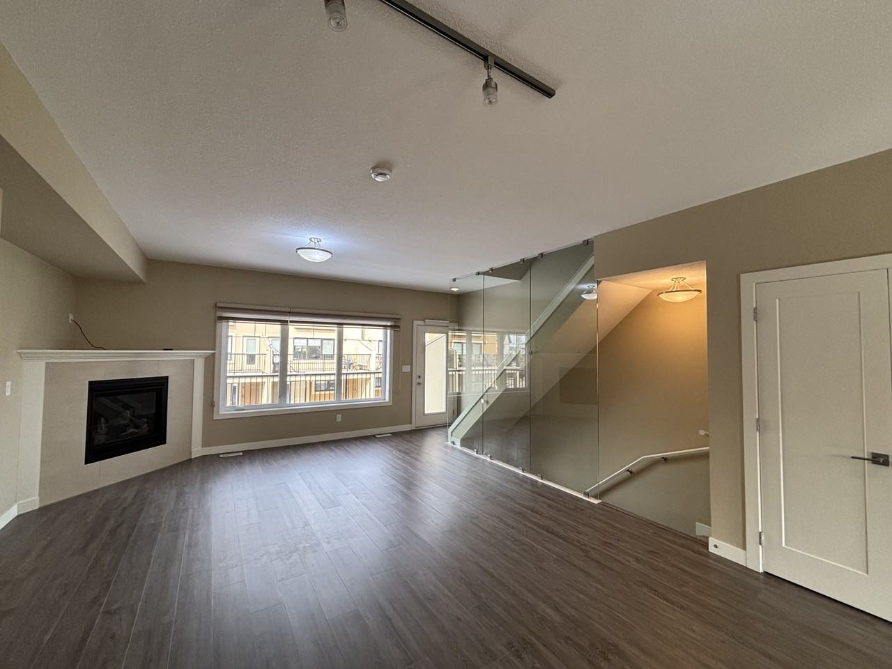 SF334 | Spacious 3 Bed, 2.5 Bath Townhome with Air Conditioning – Southwest Edmonton - Photo 3 of 26