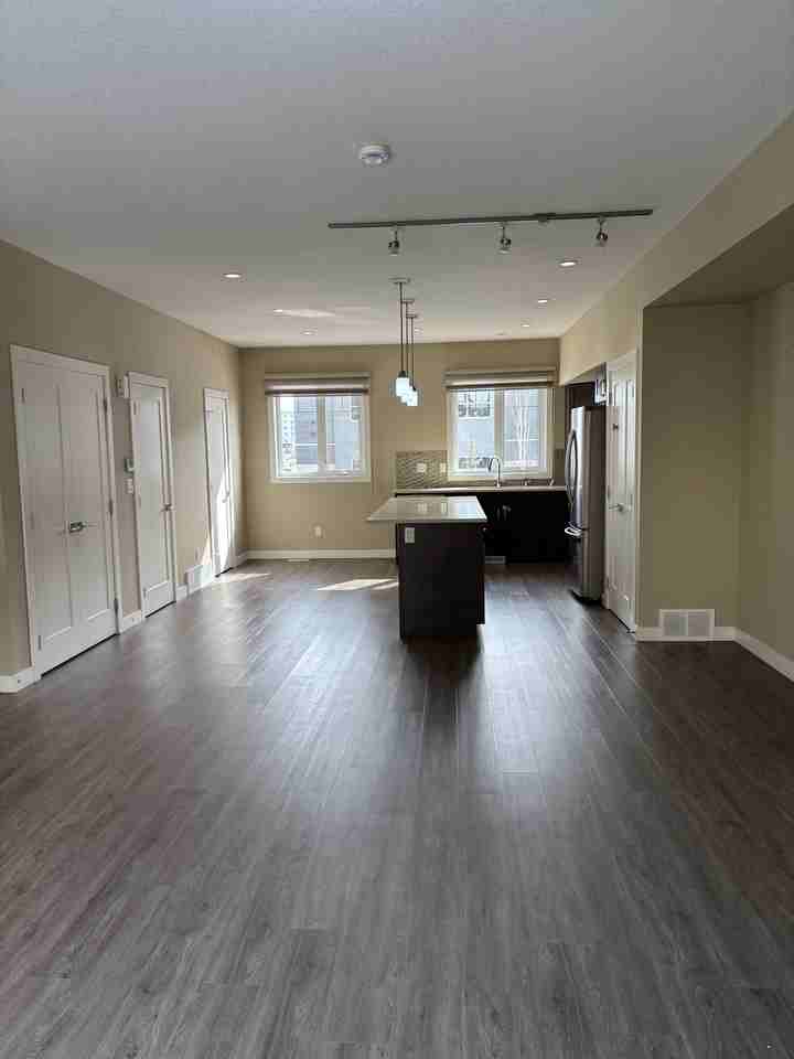 SF334 | Spacious 3 Bed, 2.5 Bath Townhome with Air Conditioning – Southwest Edmonton - Photo 4 of 26