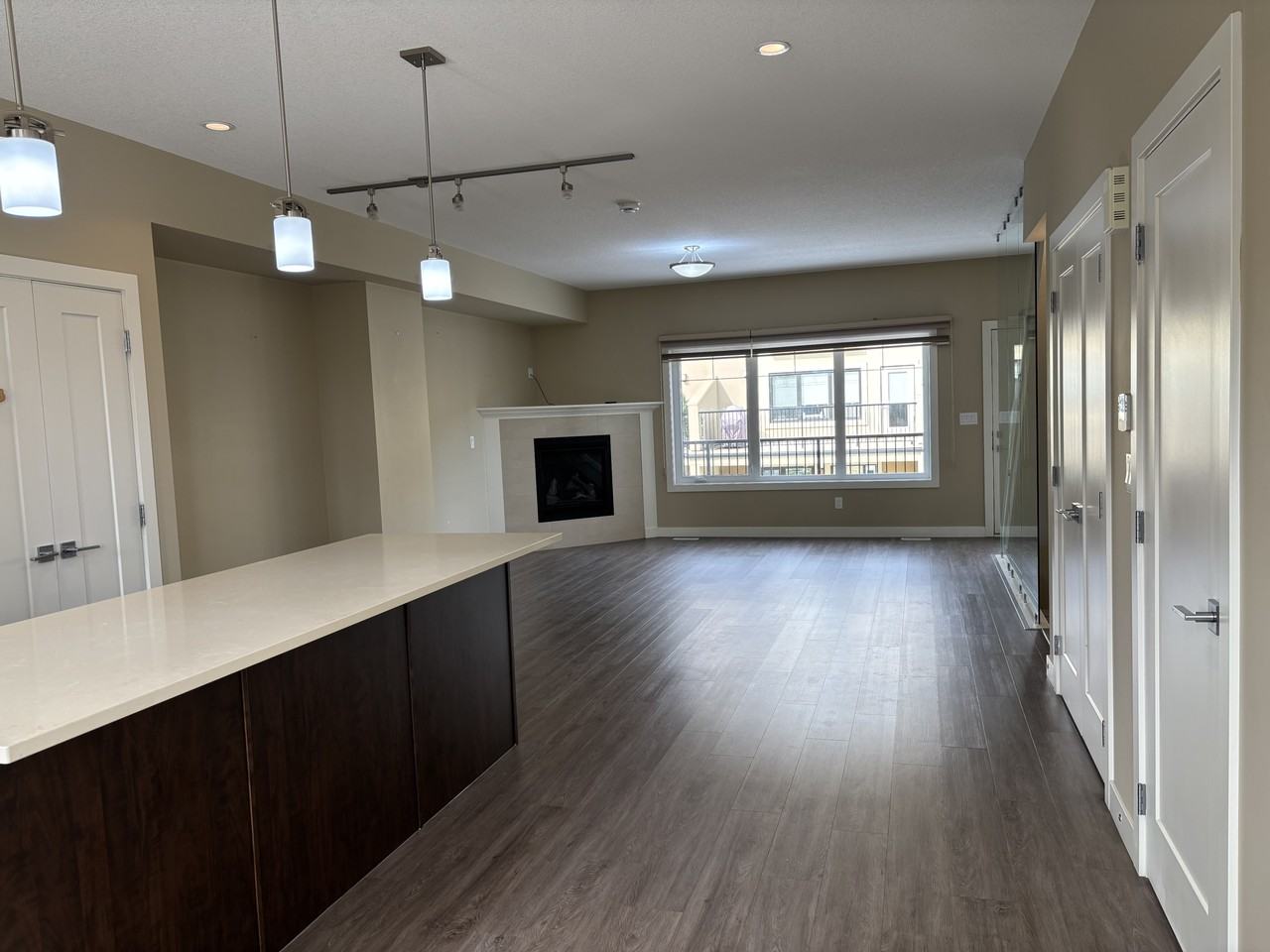 SF334 | Spacious 3 Bed, 2.5 Bath Townhome with Air Conditioning – Southwest Edmonton - Photo 5 of 26